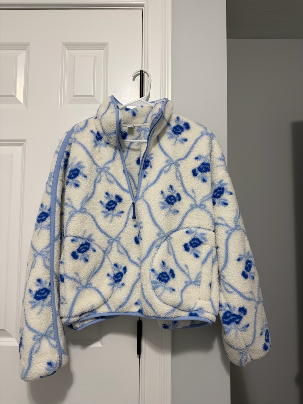 Old navy wms White & Blue Floral Sherpa Pullover Jacket